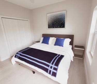 West Bay Apartamento | Modern 2 bedroom walking distance to the beach!