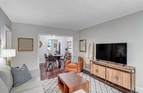 San Marco Casa | Modern 2 BR Condo - 2 block from San Marco