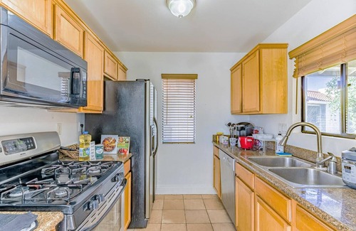 Mira Mesa Condominio | Modern 2-BR Family Condo: Free Gym, Pool Access & Laundry + Pets are welcome