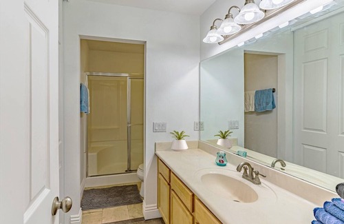 Mira Mesa Condominio | Modern 2-BR Family Condo: Free Gym, Pool Access & Laundry + Pets are welcome