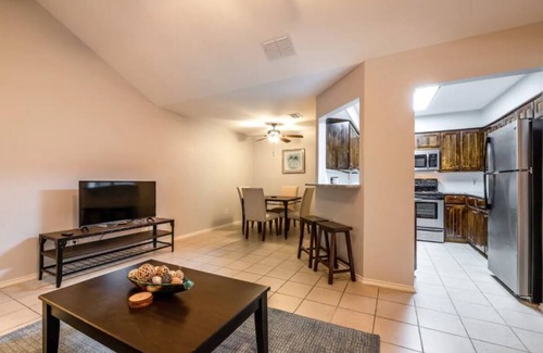 South Arlington Casa | Modern 2 BR near AT&T Stadium & Six Flags Sleeps 6