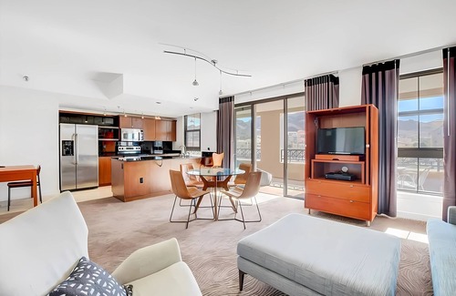 Lake Las Vegas Condominio | Modern 2 BR, Pool, Lakefront Escape w/ Breathtaking Views