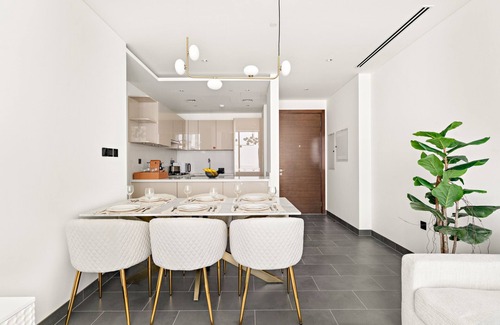 Nad Al Sheba Apartamento | Modern 2 BR with Pool View in Sobha Hartland