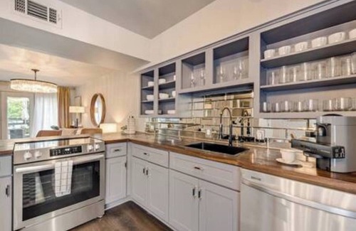 Old East Dallas Condominio | Modern 2-story loft in central Dallas with king beds, luxury linens, and walkable dining & entertainment.
