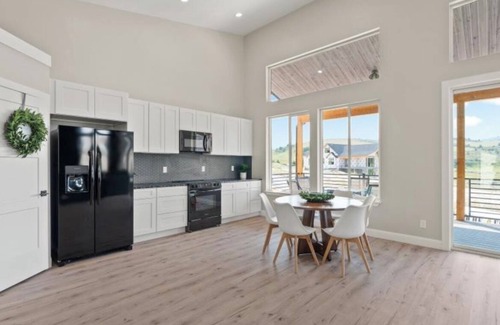 Lava Hot Springs Apartamento | Modern 2024 build, in welcoming Lava Hot Springs. Top unit.