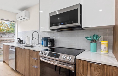 Fremont Casa | Modern 2B/1.5B Fremont House with Prime Walkability