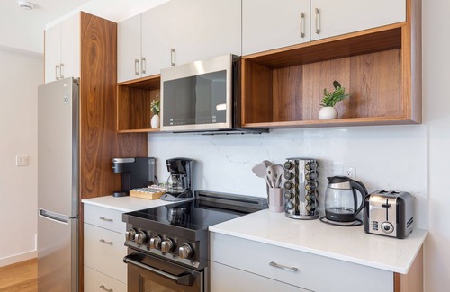 Squire Park Casa | Modern 2B2B w/Rooftop Walk to CapHill 6 Guests