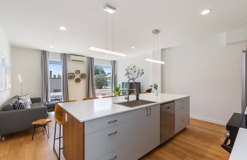 Squire Park Casa | Modern 2B2B w/Rooftop Walk to CapHill 6 Guests