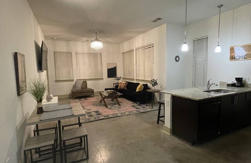 Lindridge-Martin Manor Apartamento | Modern 2bd/2bath spacious Loft, in the heart of Midtown and Atlanta nightlife!