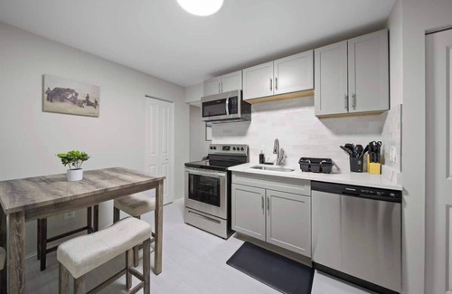 Hazel Park Apartamento | Modern 2BD Apartment Near Royal Oak