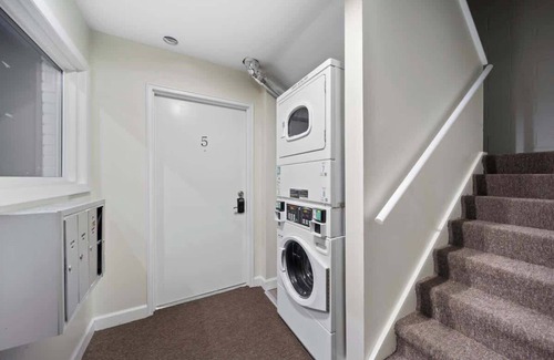 Hazel Park Apartamento | Modern 2BD Apartment Near Royal Oak