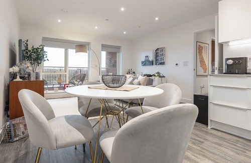 Shephall Apartamento | Modern 2BD Apt w/ Balcony and Parking - Near London