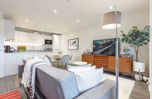 Shephall Apartamento | Modern 2BD Apt w/ Balcony and Parking - Near London