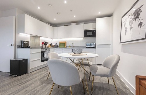 Shephall Apartamento | Modern 2BD Apt w/ Balcony and Parking - Near London