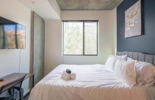 Evans Churchill Apartamento | Modern 2BD - CDT - Gym, Pool, Parking - Sleep 8