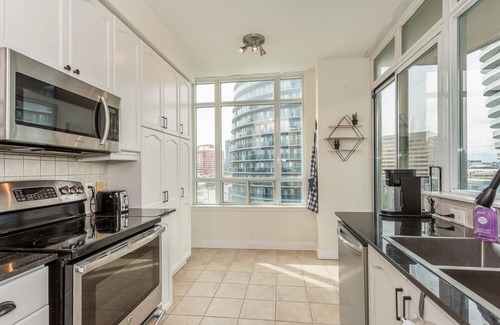 Downtown Mississauga Condominio | Modern 2Bd Condo in Square1 with Iconic Views