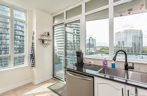 Downtown Mississauga Condominio | Modern 2Bd Condo in Square1 with Iconic Views