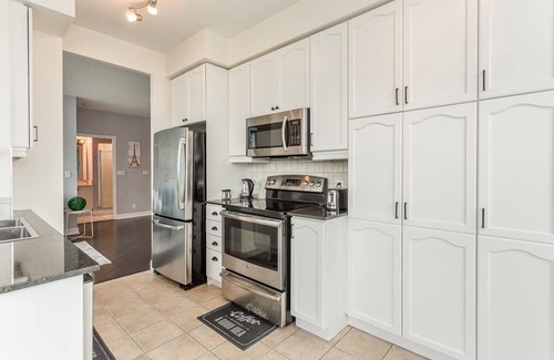 Downtown Mississauga Condominio | Modern 2Bd Condo in Square1 with Iconic Views