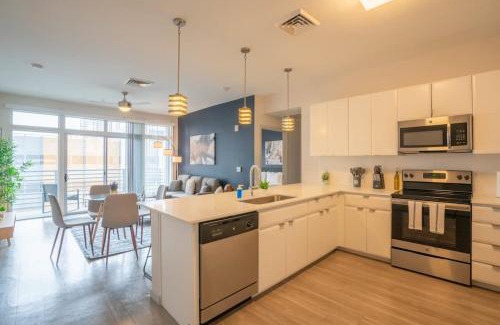 Evans Churchill Apartamento | Modern 2BD DT - Balcony, Gym, W-D, Parking - Sleeps 8