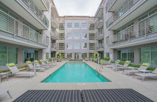 Evans Churchill Apartamento | Modern 2BD DT - Balcony, Gym, W-D, Parking - Sleeps 8