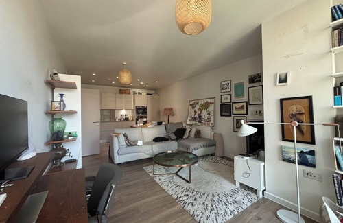 Tower Hamlets Apartamento | Modern 2BD Flat in Mile End with Private Balcony
