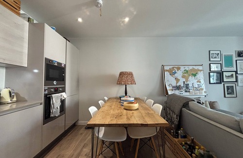 Tower Hamlets Apartamento | Modern 2BD Flat in Mile End with Private Balcony