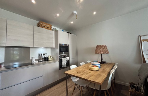 Tower Hamlets Apartamento | Modern 2BD Flat in Mile End with Private Balcony