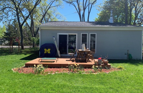 Elk Rapids Casa | Modern 2Bd Tri-Level Home in ER Village with Large Fenced-In Yard - Dog Friendly