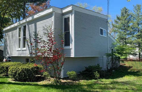 Elk Rapids Casa | Modern 2Bd Tri-Level Home in ER Village with Large Fenced-In Yard - Dog Friendly