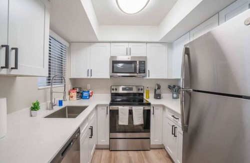Cox Heights Apartamento | Modern 2BD| Parking+Gym+Pool Sleeps 8 5 Min Casino