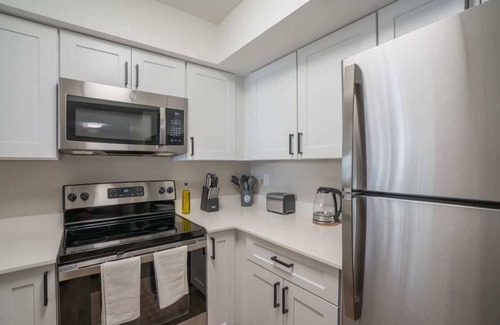 Cox Heights Apartamento | Modern 2BD| Parking+Gym+Pool Sleeps 8 5 Min Casino