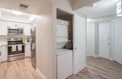 Cox Heights Apartamento | Modern 2BD| Parking+Gym+Pool Sleeps 8 5 Min Casino