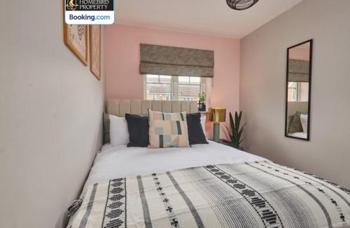 Leeds Casa | Modern 2BDR House By Homebird Property Management Short Lets & Serviced Accommodation Leeds With Private Parking & Free WiFi