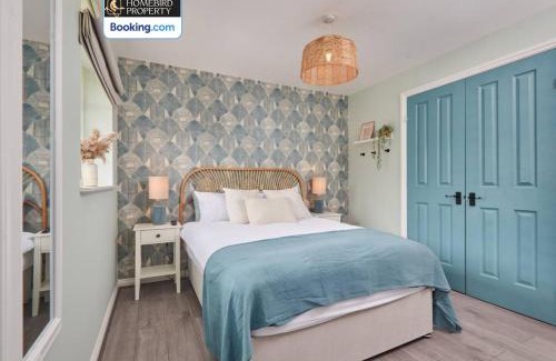 Leeds Casa | Modern 2BDR House By Homebird Property Management Short Lets & Serviced Accommodation Leeds With Private Parking & Free WiFi