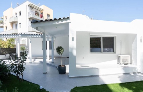 Vari-Voula-Vouliagmeni Villa | Modern 2bdr Villa on Athens Riviera