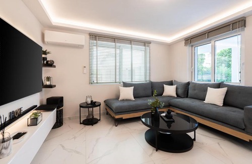 Vari-Voula-Vouliagmeni Villa | Modern 2bdr Villa on Athens Riviera