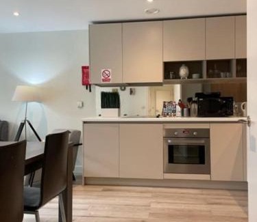 Greenwich West Apartamento | Modern 2Bed 2Bath with Balcony next to DLR Station