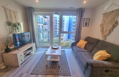 Greenwich West Apartamento | Modern 2Bed 2Bath with Balcony next to DLR Station