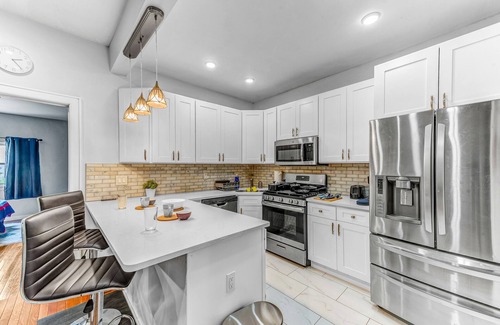 West New York Apartamento | Modern 2BHK - 15 mins bus ride to Time Square, NYC