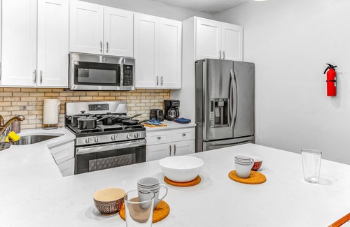 West New York Apartamento | Modern 2BHK - 15 mins bus ride to Time Square, NYC