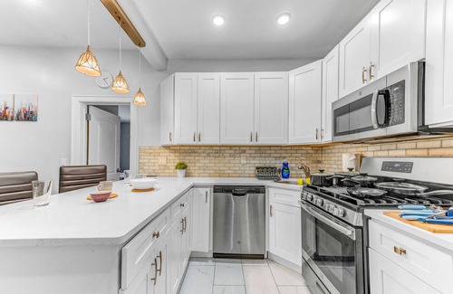 West New York Apartamento | Modern 2BHK - 15 mins bus ride to Time Square, NYC