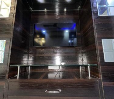 Lokhandwala Complex Apartamento | Modern 2bhk in main Lokhandwala