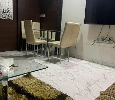 Lokhandwala Complex Apartamento | Modern 2bhk in main Lokhandwala