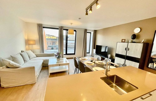 Klein-Antwerpen Apartamento | Modern 2BR 1.5 BA Near Diamond District by Oneluxstay
