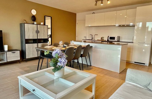Klein-Antwerpen Apartamento | Modern 2BR 1.5 BA Near Diamond District by Oneluxstay