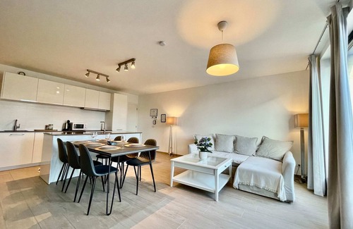 Klein-Antwerpen Apartamento | Modern 2BR 1.5 BA Near Diamond District by Oneluxstay