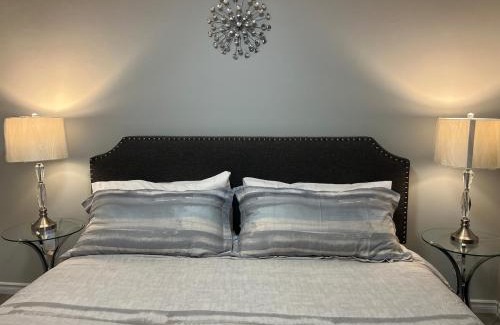 Kitchener Apartamento | Modern 2BR, 2 king beds, close to Hwy