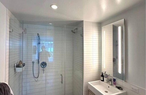 Williamsburg Apartamento | "Modern 2BR/2BA Apartment - With Williamsburg Bridge Views, NYC!"