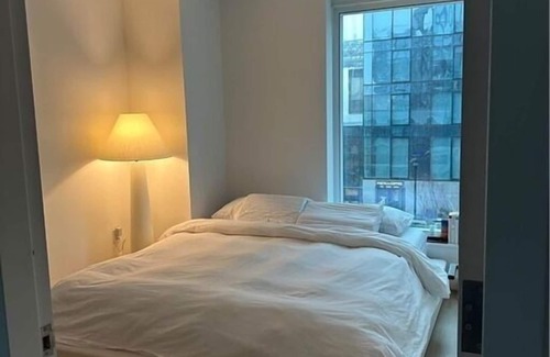 Williamsburg Apartamento | "Modern 2BR/2BA Apartment - With Williamsburg Bridge Views, NYC!"