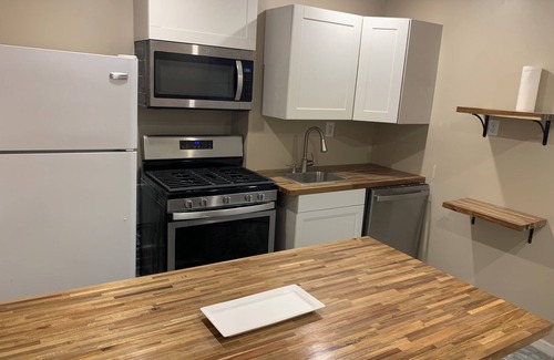 Omaha Casa | Modern 2BR/2BA Basement Stay, Full Kitchen, Roku TVs, Hot Tub, Sleeps 6